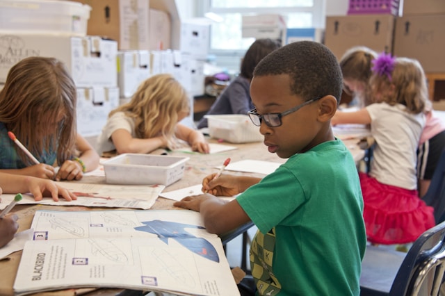 Un aula equipada para que 30 chicos puedan aprender mejor